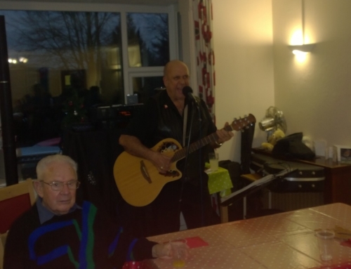 The residents, staff and relatives enjoying the 2017 Christmas party